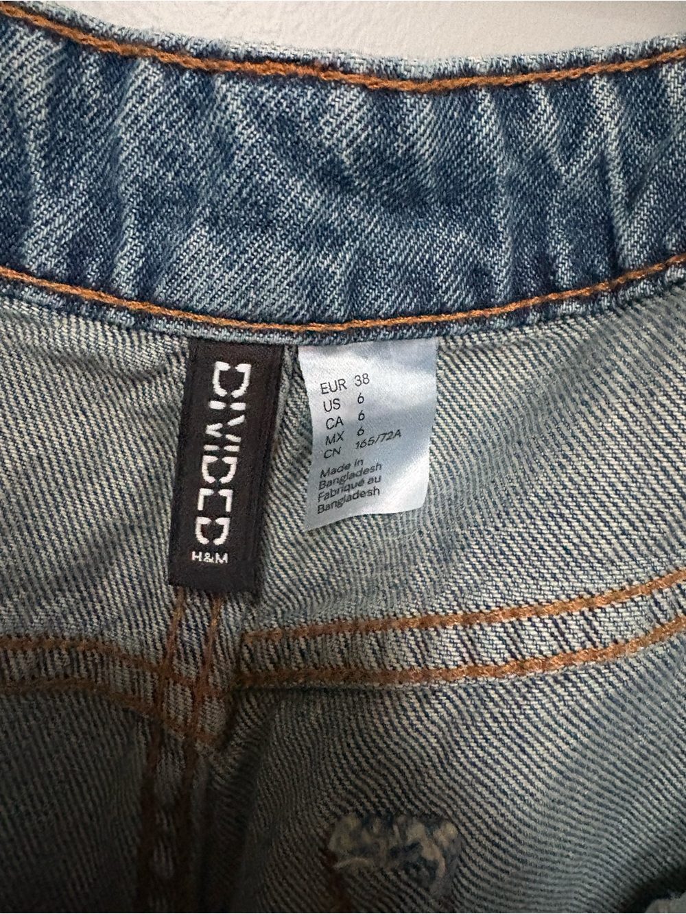 H&M Divided Trendy‎ Women’s Med Wash Blue Denim Jeans Contrast Stitching Size 6 - Picture 3 of 4